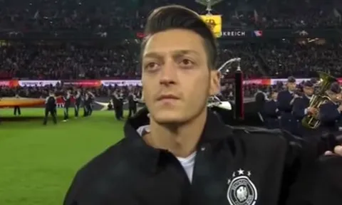 De Bruyne và Mesut Ozil, ai mới là chân chuyền số 1 của NHA?