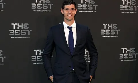 De Gea 'hạ bệ' Courtois, trò hề của FIFA?