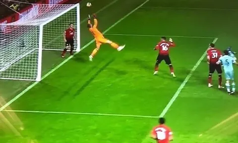 De Gea hứng "gạch đá" sau bàn thua nghiệp dư trước Arsenal