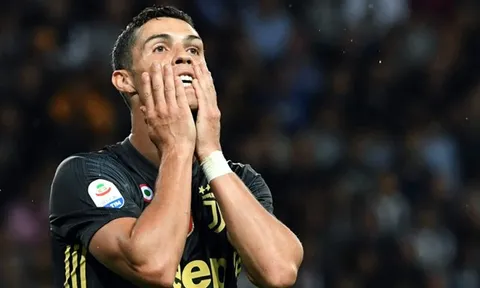Cristiano Ronaldo bị huyền thoại Juventus dạy cho bài học