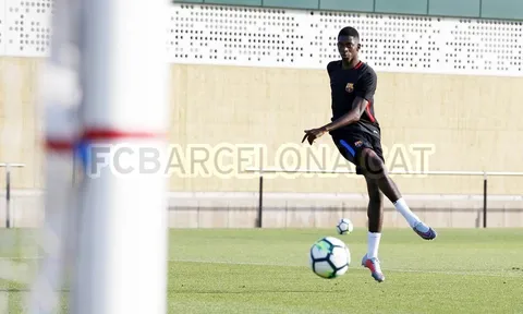 Dembele nỗ lực tập sút, chuẩn bị cho derby xứ Catalunya