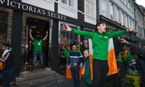 Đến Đan Mạch, CĐV CH Ireland 'quậy tưng' Victoria's Secret