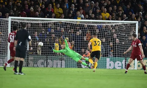"Đen" như Mignolet, lâu ngày được ra sân lại phải làm nền cho siêu phẩm