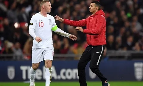 Đến tận giây cuối, Rooney vẫn tỏ ra lịch thiệp với vị khách không mời