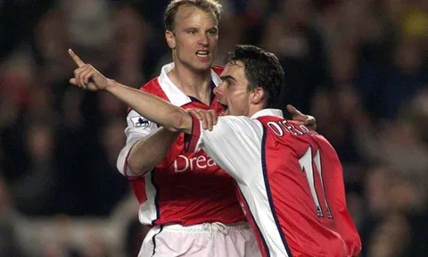 Dennis Bergkamp bị Marc Overmars và Van der Sar sa thải