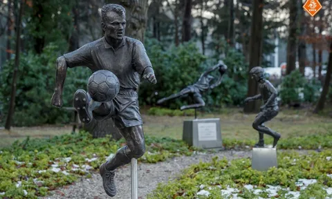 Dennis Bergkamp lần thứ hai được dựng tượng