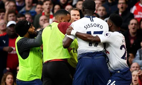 Derby Arsenal và Tottenham suýt 'vỡ' 2 lần trong hiệp một