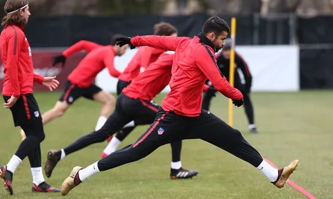 Diego Costa và sải bước cực dị trên sân tập
