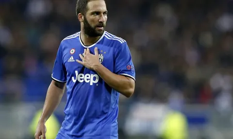 Điểm tin sáng 23/10: Tottenham phá kỉ lục của Man Utd, Higuain bị Buffon 'dằn mặt'
