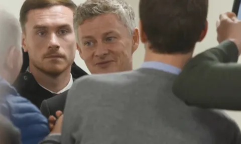 Điều gì xảy ra khi fan ruột Liverpool đòi bắt tay Solskjaer?