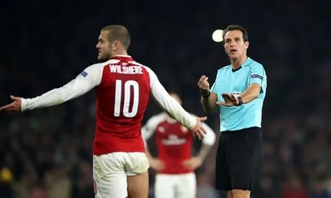 Đối đầu Huddersfield, cơ hội cuối cho Wilshere?