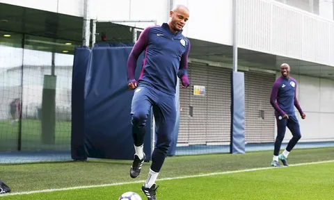 Đội trưởng Man City đã trở lại sân tập, sẵn sàng ra sân