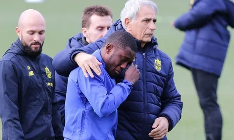 Đồng đội Emiliano Sala rơi lệ khi cảnh sát ra thông báo đáng sợ