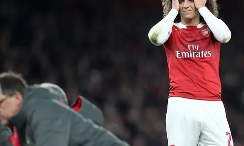 Đồng đội ôm đầu bàng hoàng trước chấn thương khủng khiếp của Welbeck