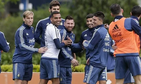 Đồng đội ôm lấy Messi trước trận cầu sinh tử
