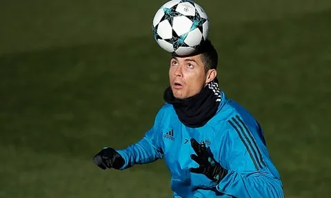 Đồng đội trố mắt nhìn CR7 biễu diễn kĩ thuật