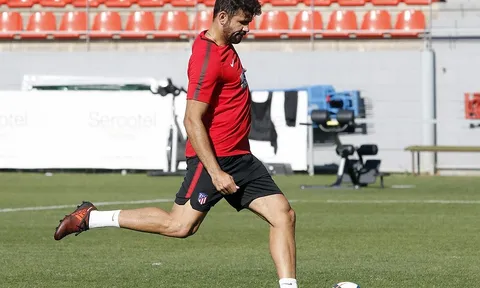 Đồng đội về tuyển, Diego Costa miệt mài tập luyện ở Madrid