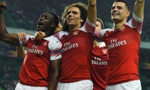 Đồng tình với Ozil, CĐV Arsenal không ngừng khen ngợi "tiểu Vieira"