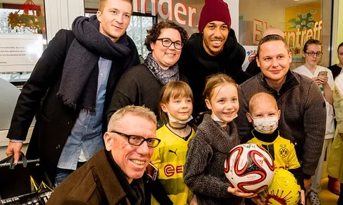 Dortmund mang 80.000 CĐV từ Signal Iduna Park vào bệnh viện