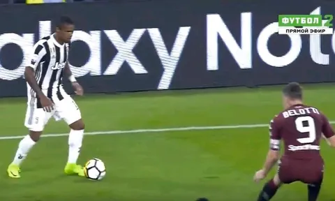 Douglas Costa đảo chân cực dẻo trước hàng thủ Torino