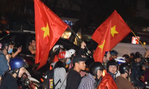 Người Đà Nẵng ra đường ăn mừng khi ĐT Việt Nam vào chung kết AFF Cup