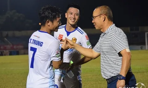 "Bỏ quên" Nghiêm Xuân Tú, HLV Park Hang-seo đợi gần 10 phút để bắt tay Thanh Trung, Huy Hùng