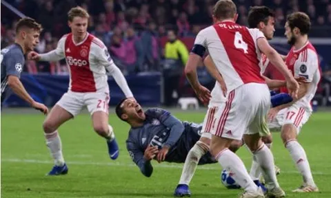 Dư âm Ajax 3-3 Bayern Munich: Hàng thủ Hùm xám bị cuốn phăng bởi Cơn lốc màu đỏ