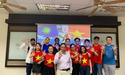 Du học sinh tiếp lửa, vỡ òa khi tuyển Việt Nam vô địch AFF Cup