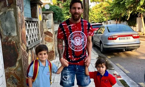 Đưa con đi học, Messi 'doạ chết' người nhìn