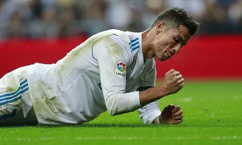 Đừng so với Messi, Ronaldo giờ còn tệ hơn cả Paulinho
