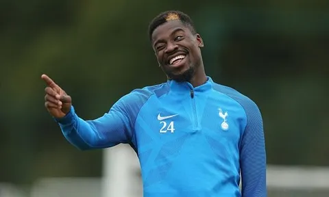 Được Pochettino tin dùng, Aurier cười khoái trá trên sân tập