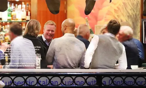 Dưới áp lực sa thải, Koeman vẫn thỏa mái dạo phố