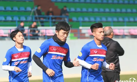 Duy Mạnh ngồi ngoài, Xuân Trường "cóng" trước cái lạnh của Hà Nội