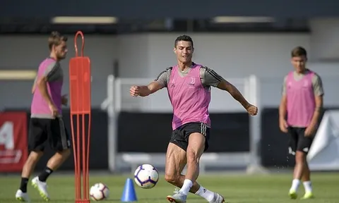 Dybala đứng hình khi Ronaldo nghiến răng tung cú sút