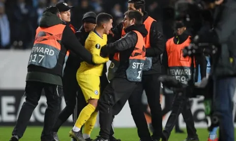 Hazard gặp sự cố với CĐV quá khích