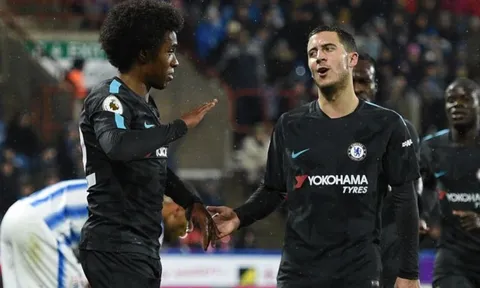 Eden Hazard trao lại giải thưởng Cầu thủ xuất sắc nhất trận cho đồng đội