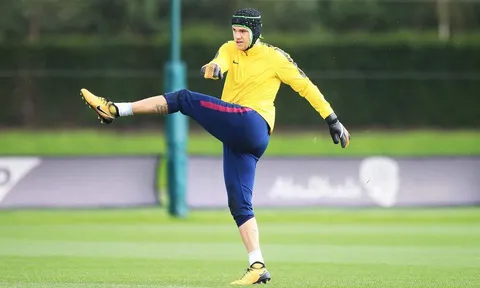 Ederson hóa ninja trong buổi tập của Man City