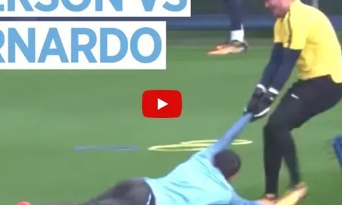 Ederson kéo lê Bernardo Silva trong buổi tập của Man City