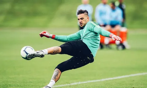 Ederson khiến dàn sát thủ Man City lác mắt với cú sút 'búa bổ'