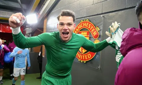 Ederson tái hiện 'điệu cười dễ ghét' trong buổi tập của Man City