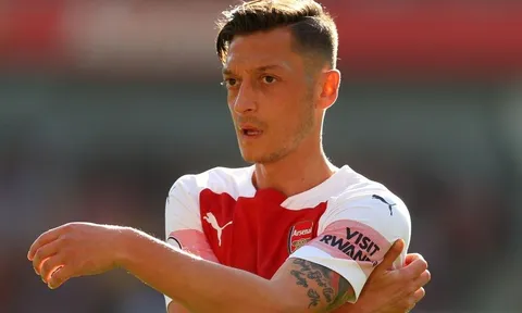 Emery chính thức lên tiếng về quyết định bỏ rơi Ozil