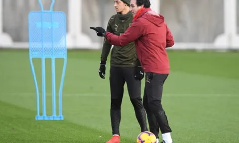 Emery đập tan tin đồn mâu thuẫn với Ozil bằng hành động này trên sân tập