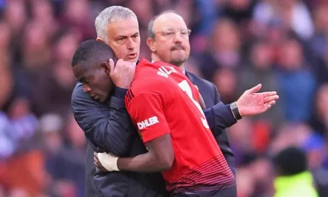 Mourinho hành xử bất ngờ với Bailly sau khi thay ra ngay phút 19