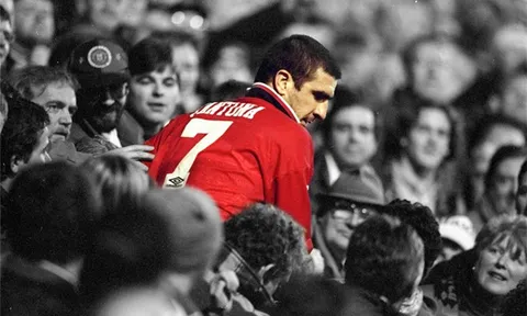 24 năm cú kung-fu của Cantona và phút yếu mềm của kẻ điên