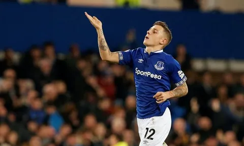 Fan Ngoại hạng Anh: "Cậu ấy xuất sắc hơn Luke Shaw nhiều"