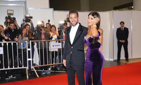 Fabregas chính thức 'đeo gông' với 'máy bay bà già'