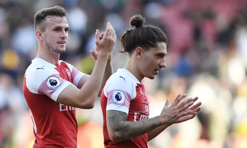 Fan Arsenal đồng loạt đòi Emery trả công bằng cho một cái tên