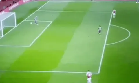 Fan Arsenal thất kinh với Bernd Leno ngay phút thứ nhất trận Brentford