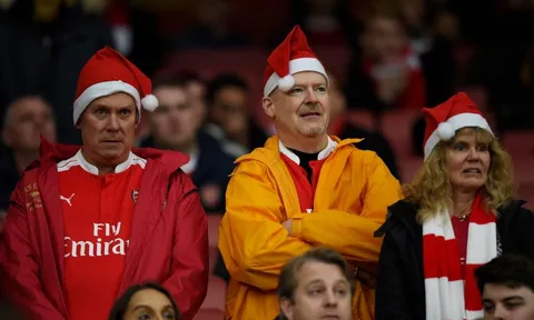 Fan Arsenal và Liverpool biểu tình đòi hủy trận đấu vào Giáng Sinh