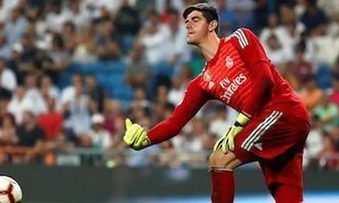 Fan Chelsea hả hê chứng kiến Courtois 'nhặt bóng' tại Real